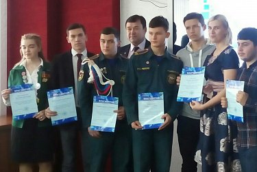 Помогают волонтеры  